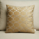 Coussin marron clair sérigraphié - Motif gris moucheté