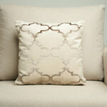 Coussin grège clair sérigraphié - Motif Bronze