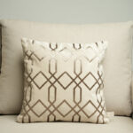 Coussin grège clair sérigraphié - Motif bronze