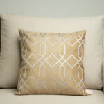 Coussin marron clair sérigraphié - Motif gris moucheté