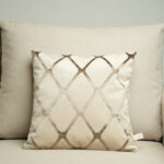 Coussin grège clair sérigraphié - Motif bronze