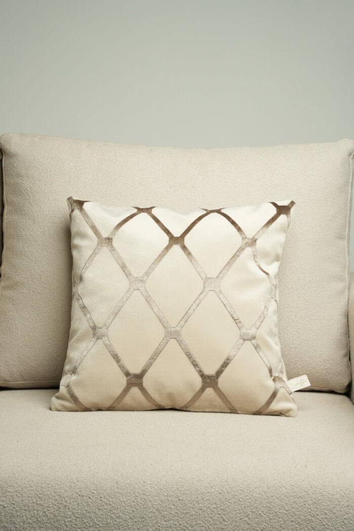 Coussin grège clair sérigraphié - Motif bronze – Image 1
