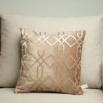Coussin marron glacé sérigraphié - Motif beige rosé