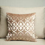Coussin marron glacé sérigraphié - Motif beige rosé