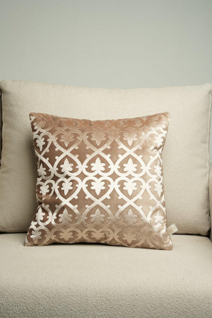 Coussin marron sérigraphié - Motif beige rosé – Image 1