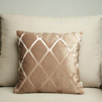 Coussin marron glacé sérigraphié - Motif beige rosé