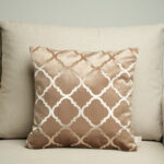 Coussin marron glacé sérigraphié - Motif beige rosé