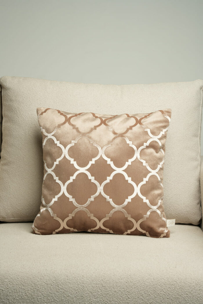 Coussin marron sérigraphié - Motif beige rosé – Image 1