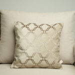 Coussin grège sérigraphié - Motif bronze