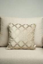 Coussin grège clair sérigraphié - Motif bronze