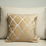 Coussin marron clair sérigraphié - Motif gris moucheté