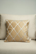Coussin marron sérigraphié - Motif gris moucheté