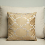 Coussin marron clair sérigraphié - Motif gris moucheté