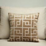Coussin marron sérigraphié - Motif gris moucheté