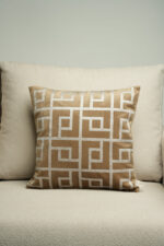 Coussin marron sérigraphié - Motif gris moucheté