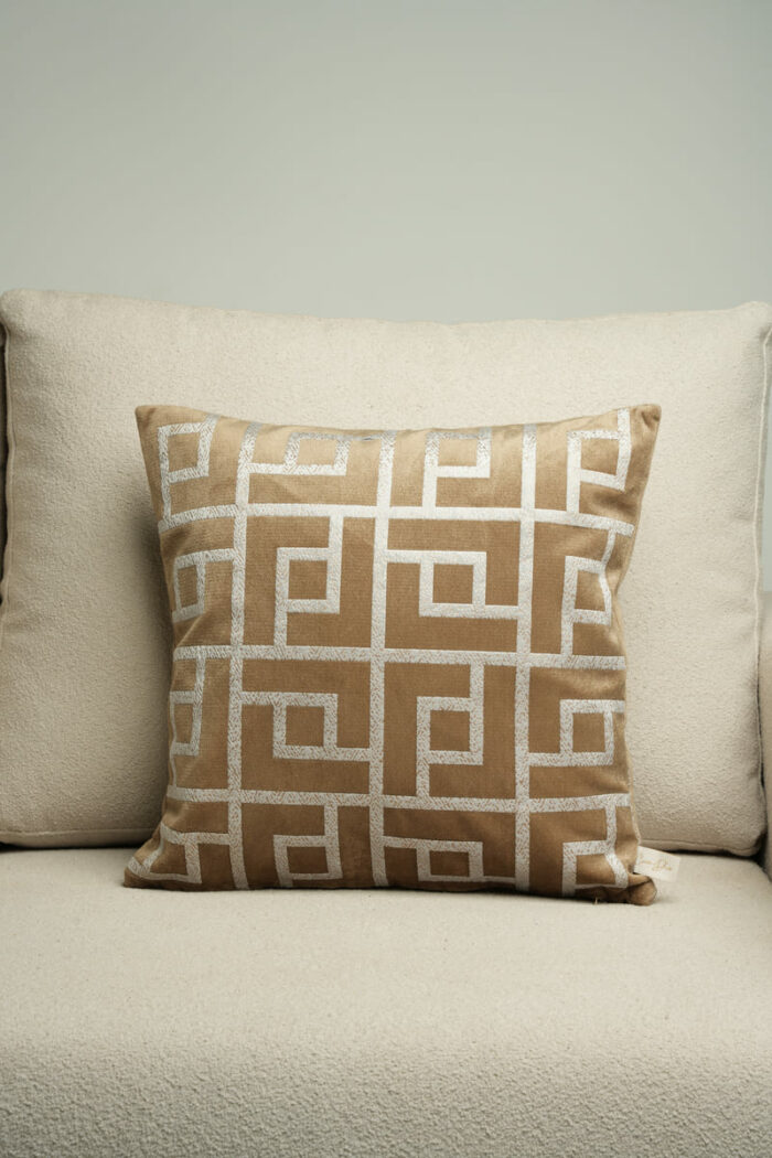 Coussin marron sérigraphié - Motif gris moucheté – Image 1