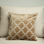 Coussin marron sérigraphié - Motif gris