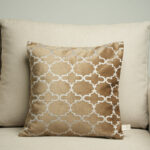 Coussin marron sérigraphié - Motif gris moucheté