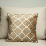 Coussin marron sérigraphié - Motif gris