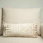 Coussin grège clair sérigraphié - Motif beige rosé
