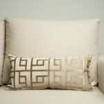 Coussin grège sérigraphié - Motif bronze