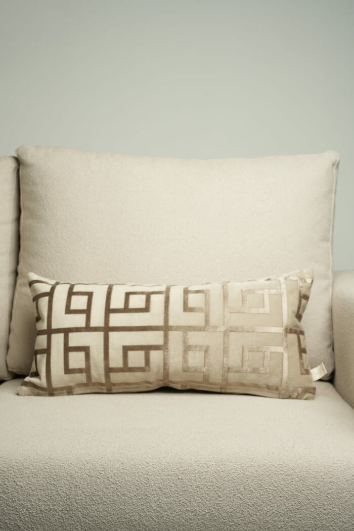 Coussin grège clair sérigraphié - Motif bronze – Image 1