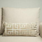 Coussin grège sérigraphié - Motif gris