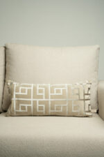 Coussin grège clair sérigraphié - Motif gris