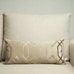 Coussin grège sérigraphié - Motif bronze