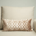 Coussin marron glacé sérigraphié - Motif beige rosé