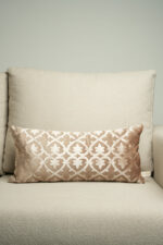 Coussin marron sérigraphié - Motif beige rosé