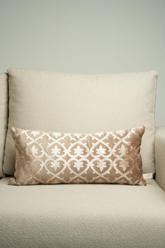 Coussin marron sérigraphié - Motif beige rosé – Image 1