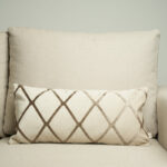 Coussin grège clair sérigraphié - Motif bronze