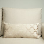 Coussin grège clair sérigraphié - Motif beige rosé