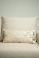 Coussin blanc cassé sérigraphié - Motif beige rosé