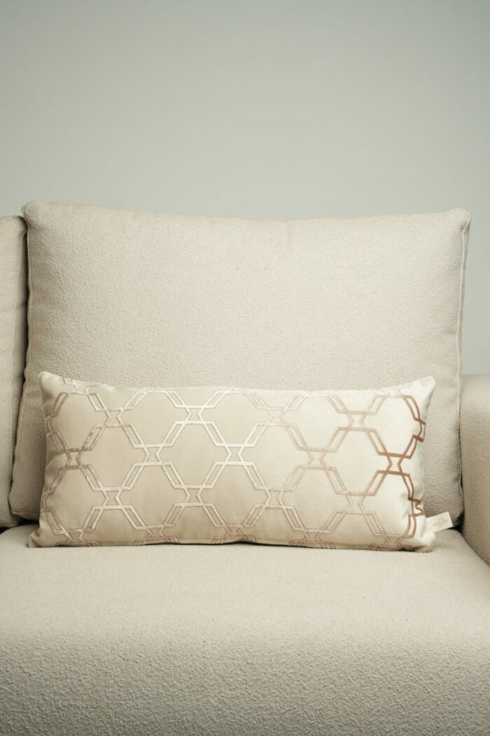 Coussin blanc cassé sérigraphié - Motif beige rosé – Image 1