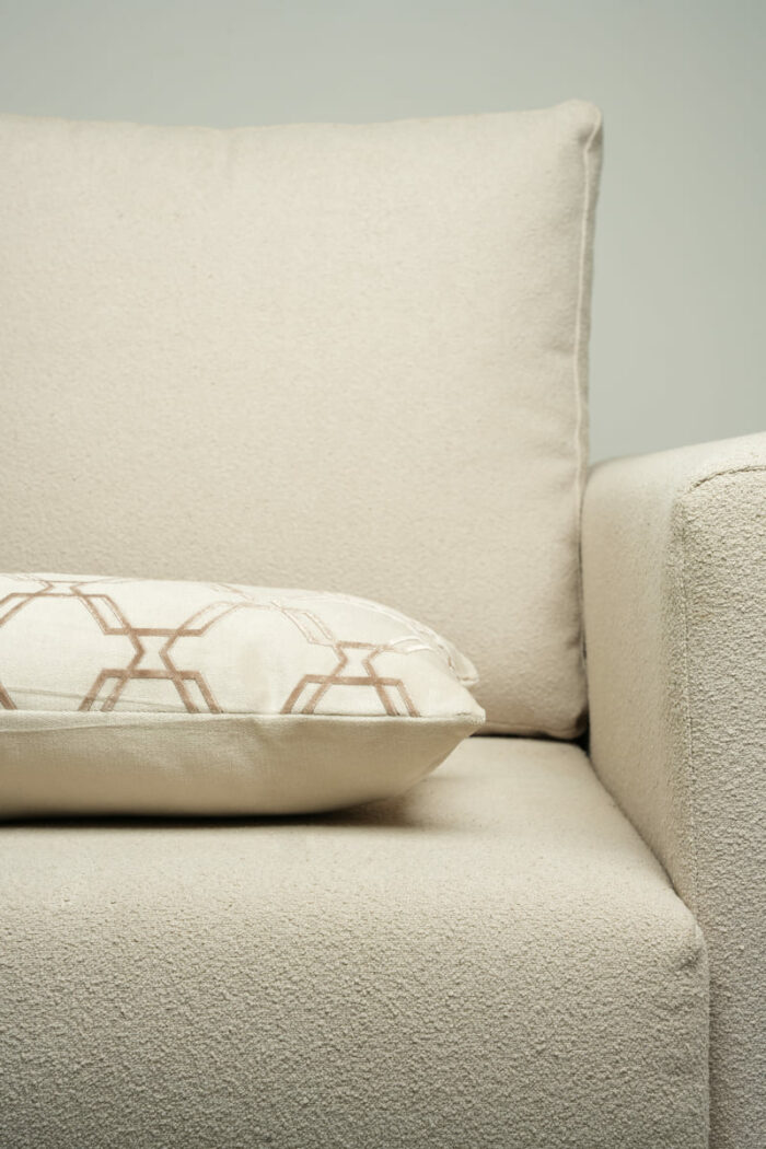 Coussin blanc cassé sérigraphié - Motif beige rosé – Image 2