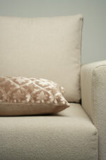 Coussin marron sérigraphié - Motif beige rosé – Image 2