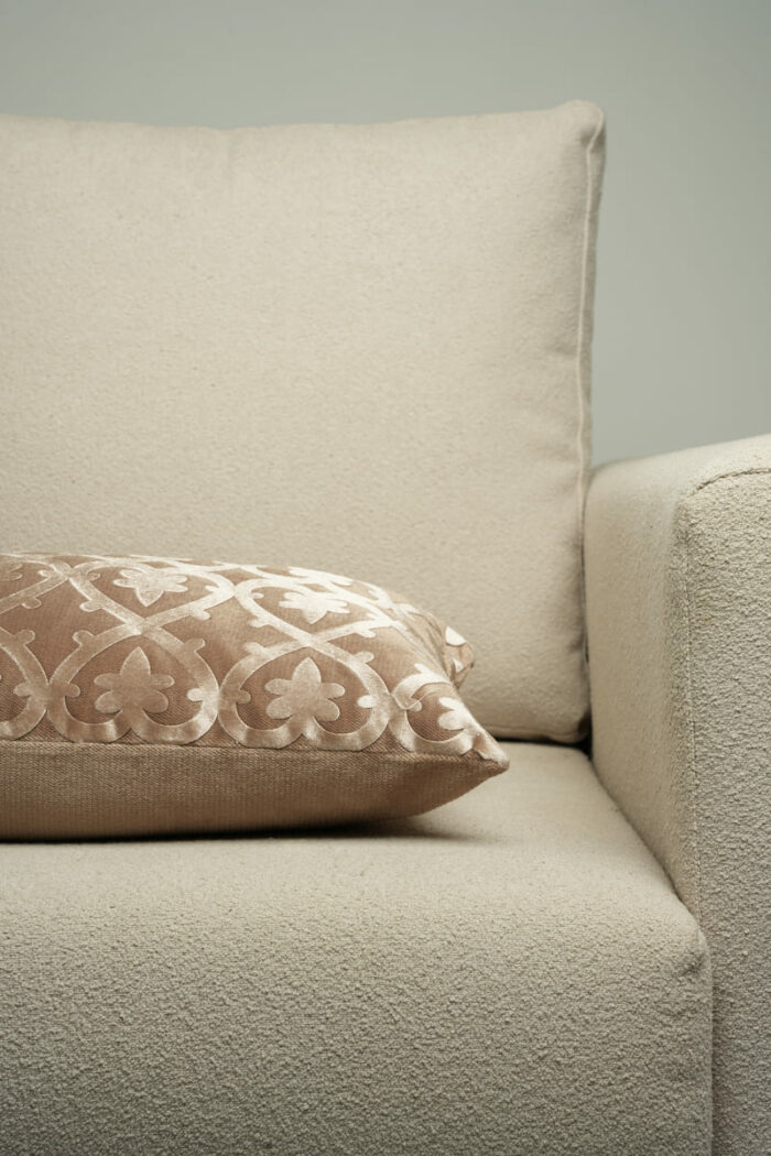 Coussin marron sérigraphié - Motif beige rosé – Image 2