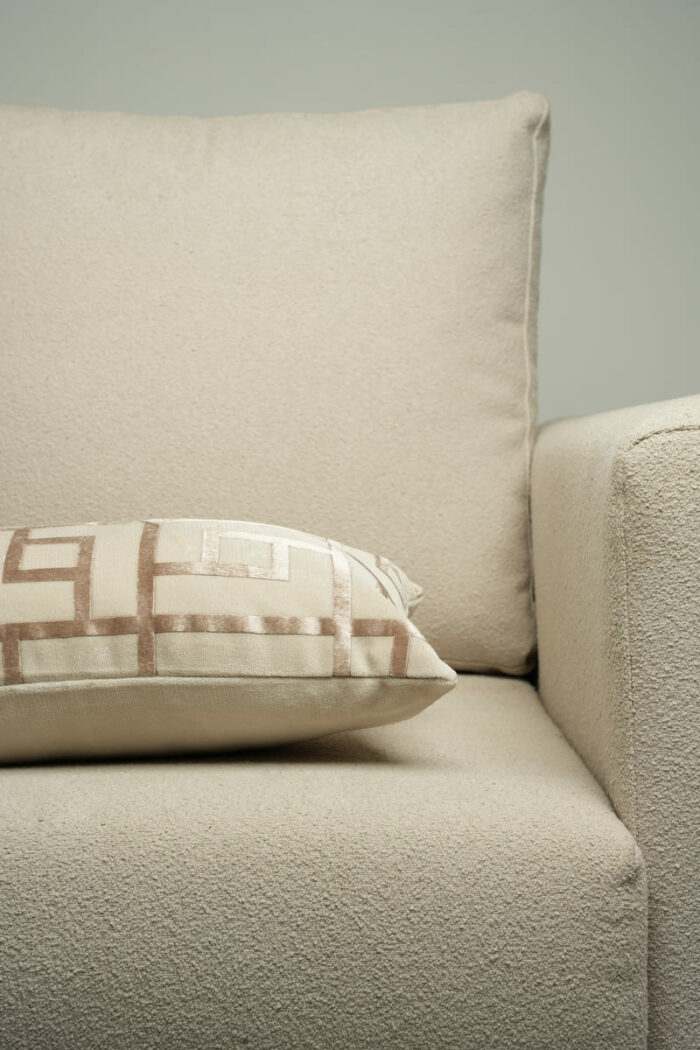 Coussin blanc cassé sérigraphié - Motif beige rosé – Image 2