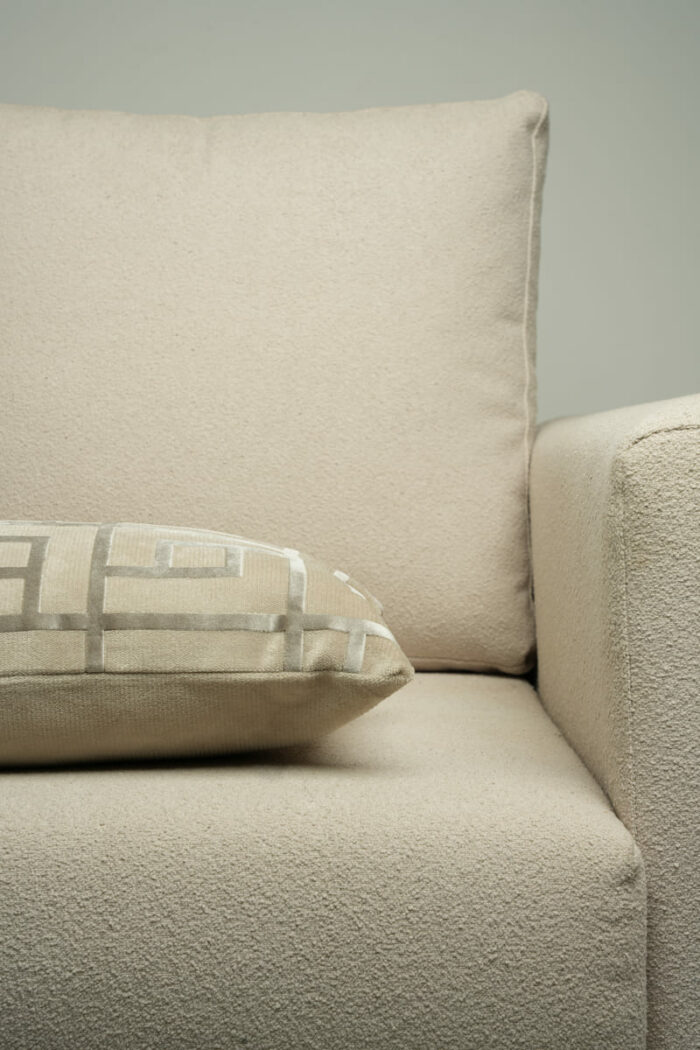 Coussin grège clair sérigraphié - Motif gris – Image 2