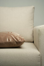 Coussin marron sérigraphié - Motif beige rosé – Image 2