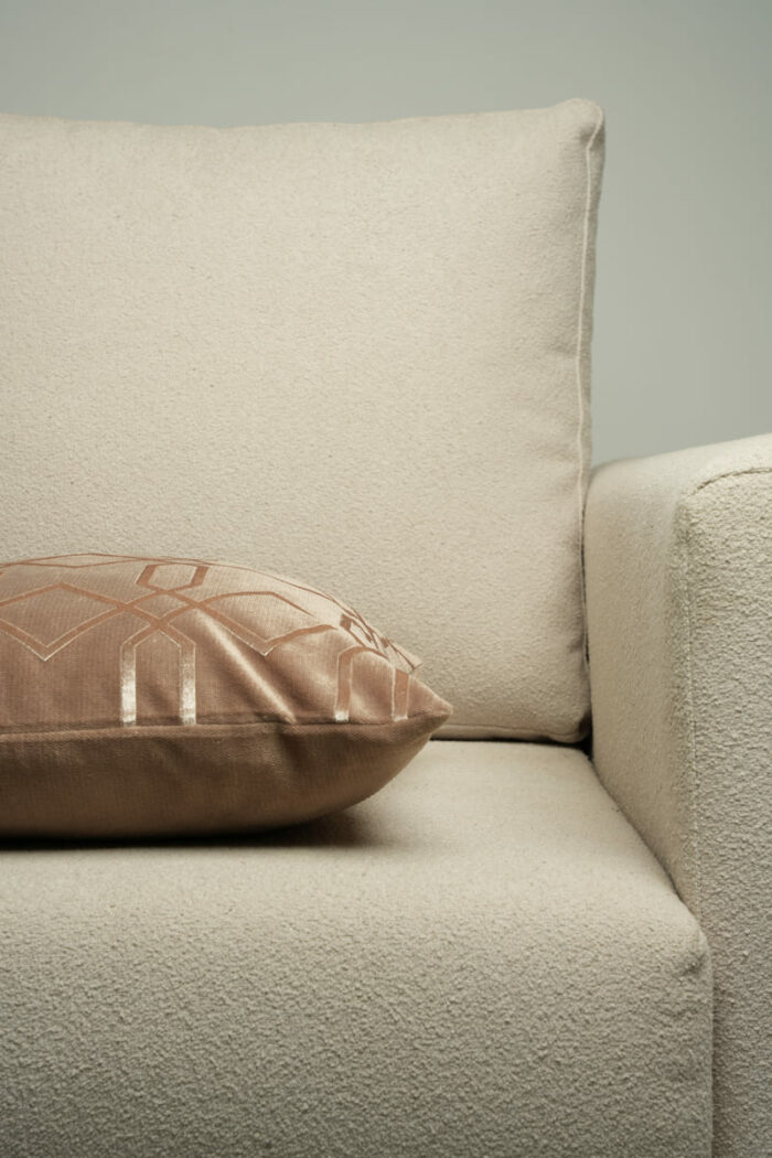 Coussin marron sérigraphié - Motif beige rosé – Image 2