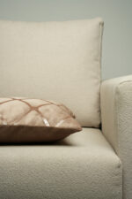 Coussin marron sérigraphié - Motif beige rosé – Image 2
