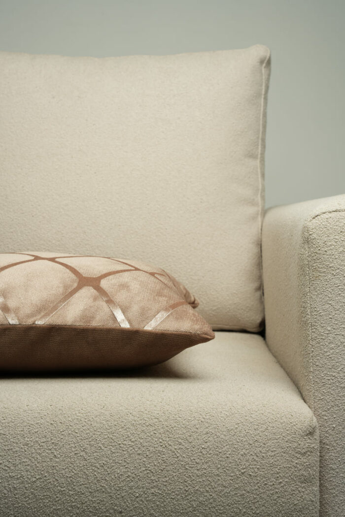Coussin marron sérigraphié - Motif beige rosé – Image 2