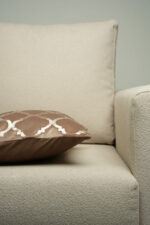 Coussin marron sérigraphié - Motif beige rosé – Image 2