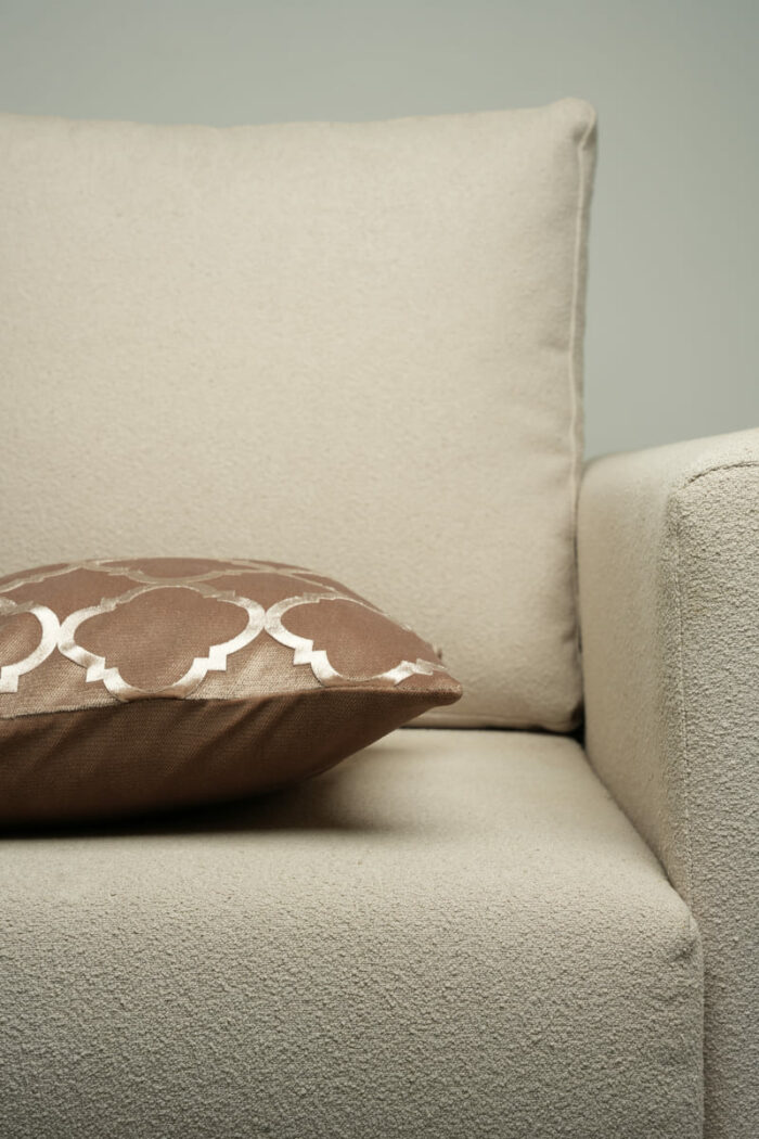 Coussin marron sérigraphié - Motif beige rosé – Image 2