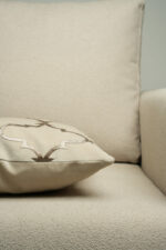 Coussin grège clair sérigraphié - Motif Bronze – Image 3