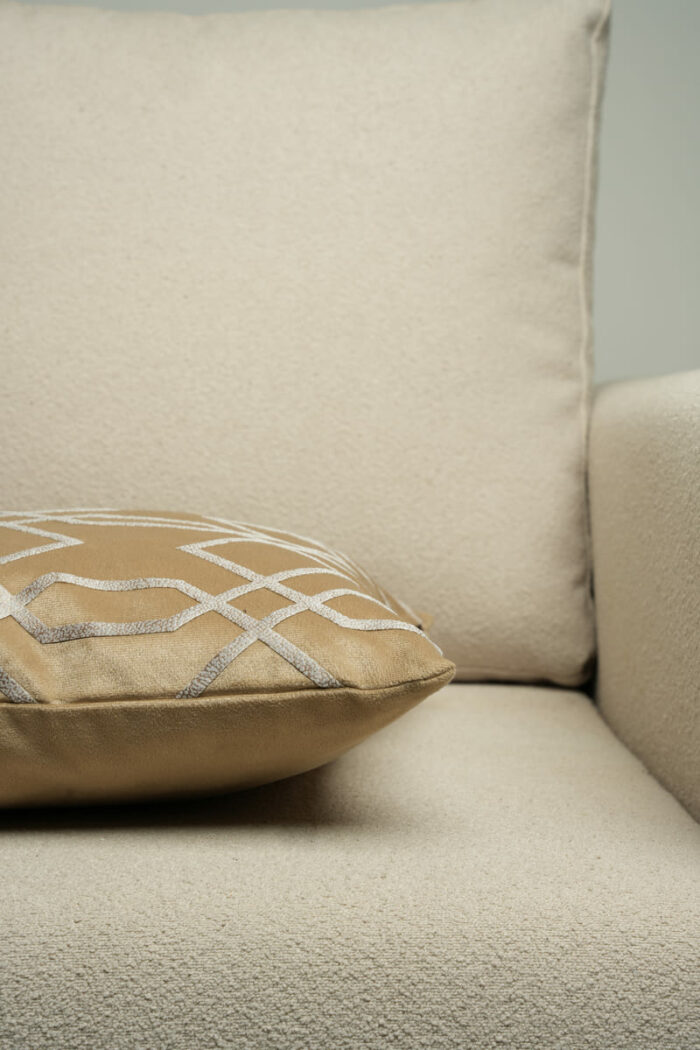 Coussin marron sérigraphié - Motif gris moucheté – Image 2