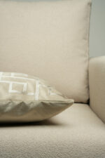 Coussin grège clair sérigraphié - Motif gris – Image 3